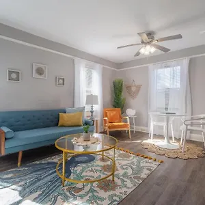  Holiday home Serene Beachy With Large Screened Porch!